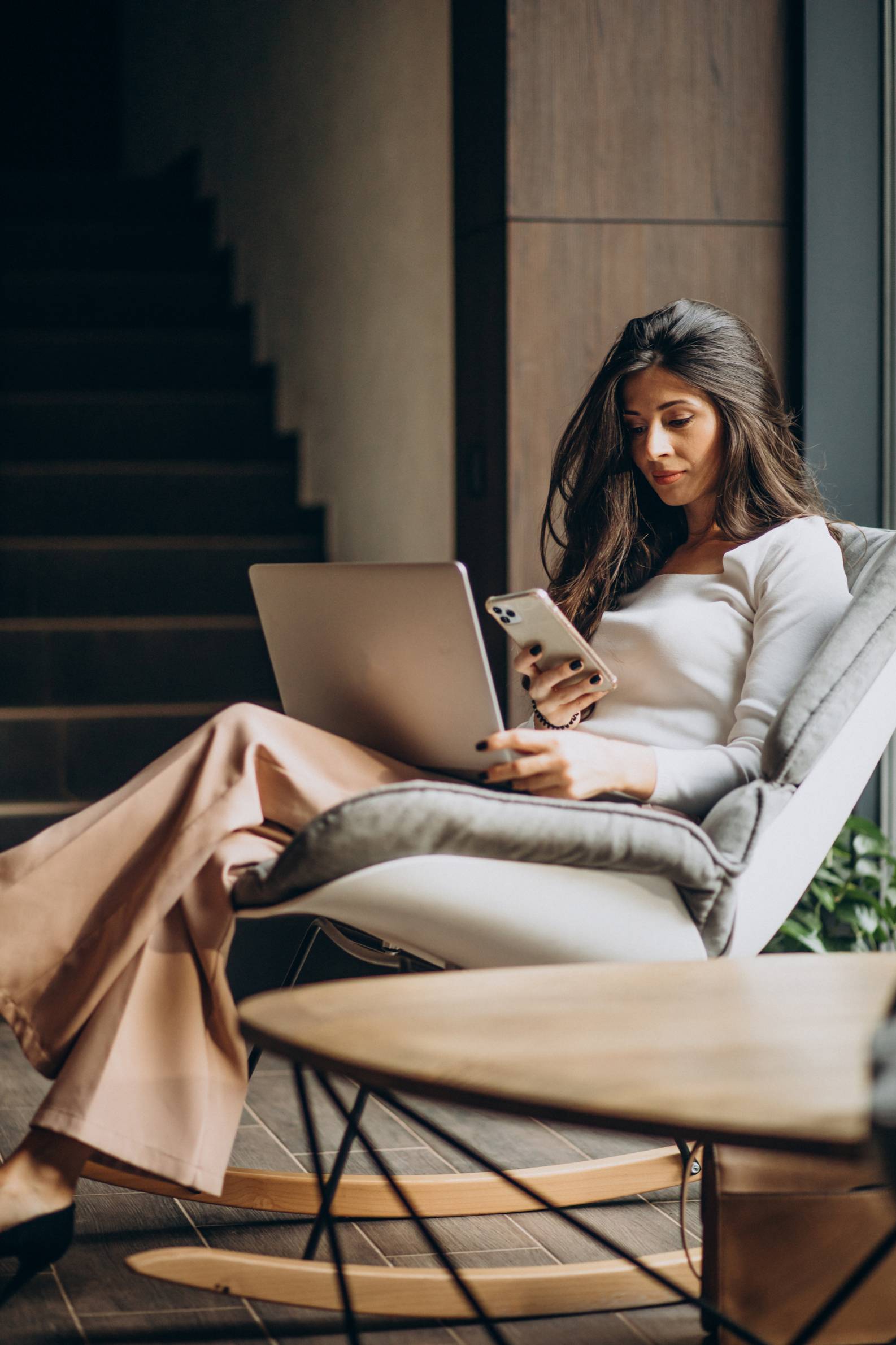 young-business-woman-sitting-cahir-working-computer (2)